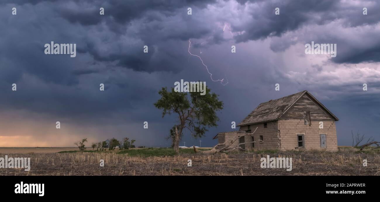 Lightning strike building hi-res stock photography and images - Alamy