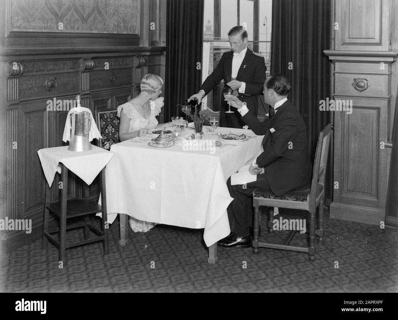 1930s romantic couple man woman hi-res stock photography and images - Alamy