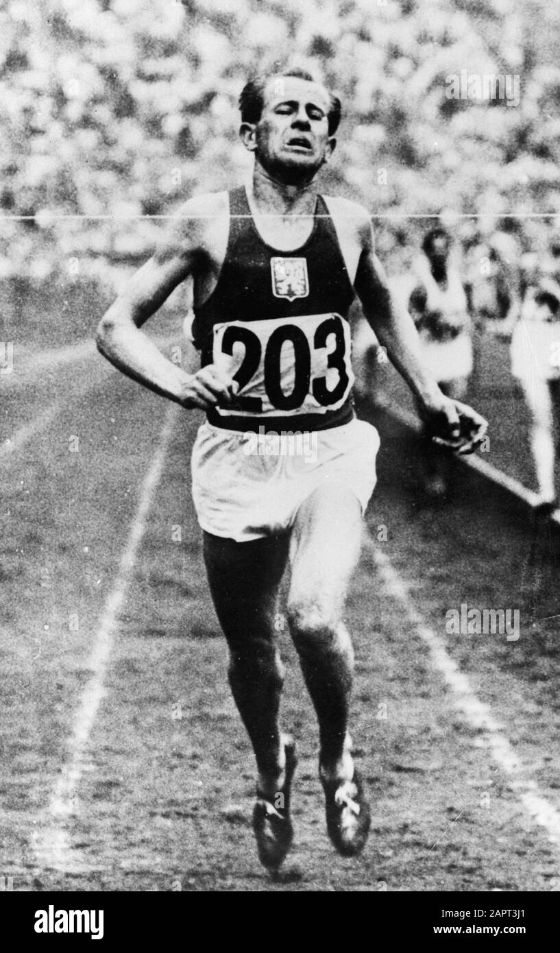 German: Emil Zápotek at his victorious finish in the 10,000 metre race in London on 30 July 1948: Emil Zátopek; Stock Photo