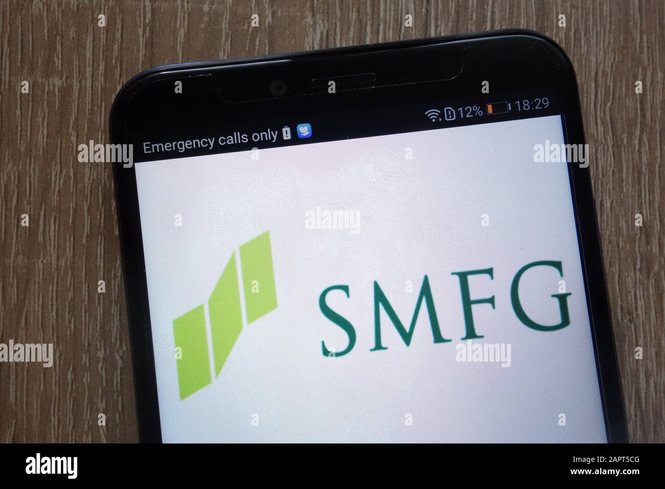 Sumitomo Mitsui Financial Group logo displayed on a modern smartphone Stock Photo