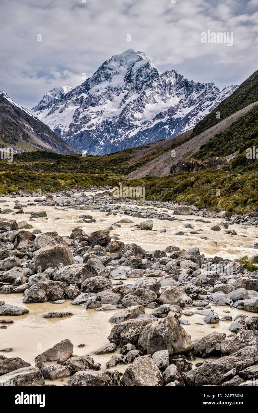 Aoraki Mount Cook, Hooker River, view from Hooker Valley Track, Southern Alps, Aoraki Mount Cook National Park, Canterbury, South Island, New Zealand Stock Photo