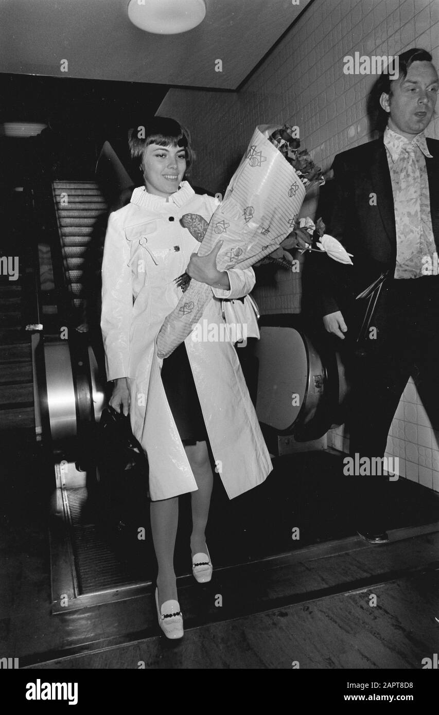 French singer Mireille Mathieu arrives Date: June 30, 1970 Location: Amsterdam, Noord-Holland, Schiphol Keywords: arrival and departure, chansonnière, chansons, singers Personal name: Mathieu, Mireille Stock Photo