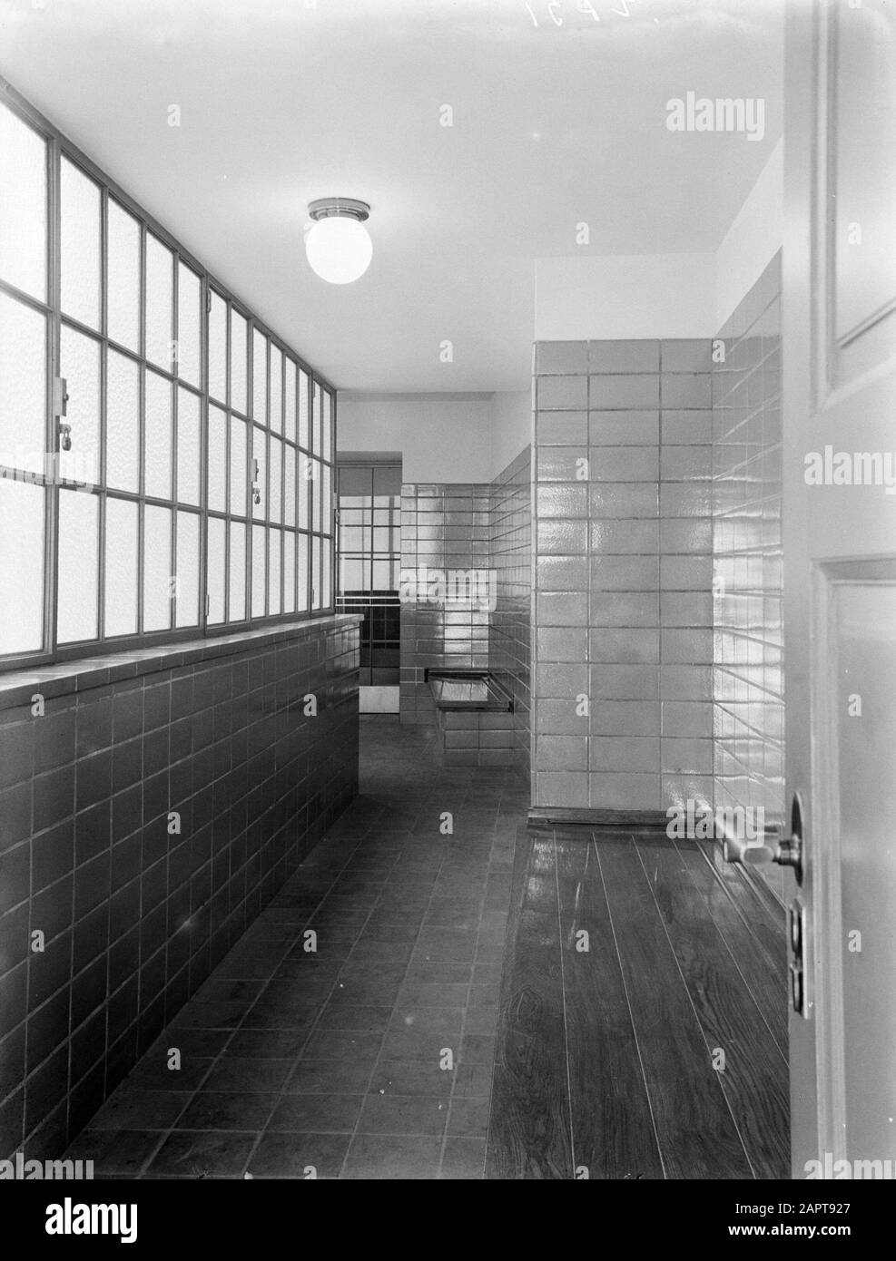 Reportage Kasvereeniging Amsterdam  Corridor between expedition room and large stairwell Annotation: The Kasvereeniging was and is located at Spuistraat 172 in Amsterdam. In 1952 the name changed to Kas-Associatie, nowadays the bank is called KAS BANK Date: 1933 Location: Amsterdam, Noord-Holland Stock Photo
