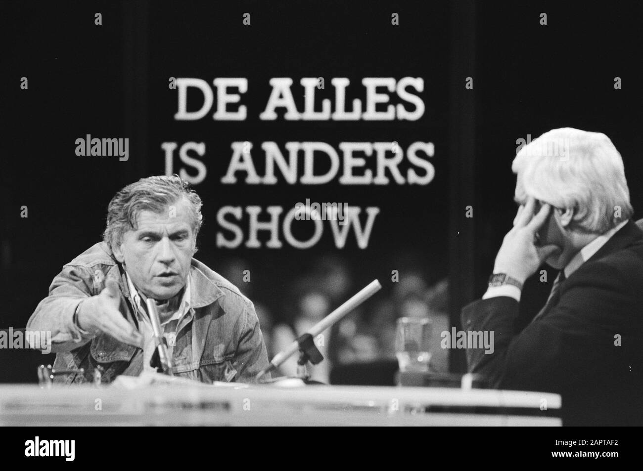 Gerard Reve in the Alles is Anders Show of the KRO after an interview in het Parool  Gerard Reve (l) and presenter Aad van den Heuvel Date: January 24, 1983 Keywords: programmers, writers, television programs Personal name: Heuvel, Aad van den, Reve, Gerard of the Institution name: KRO Stock Photo