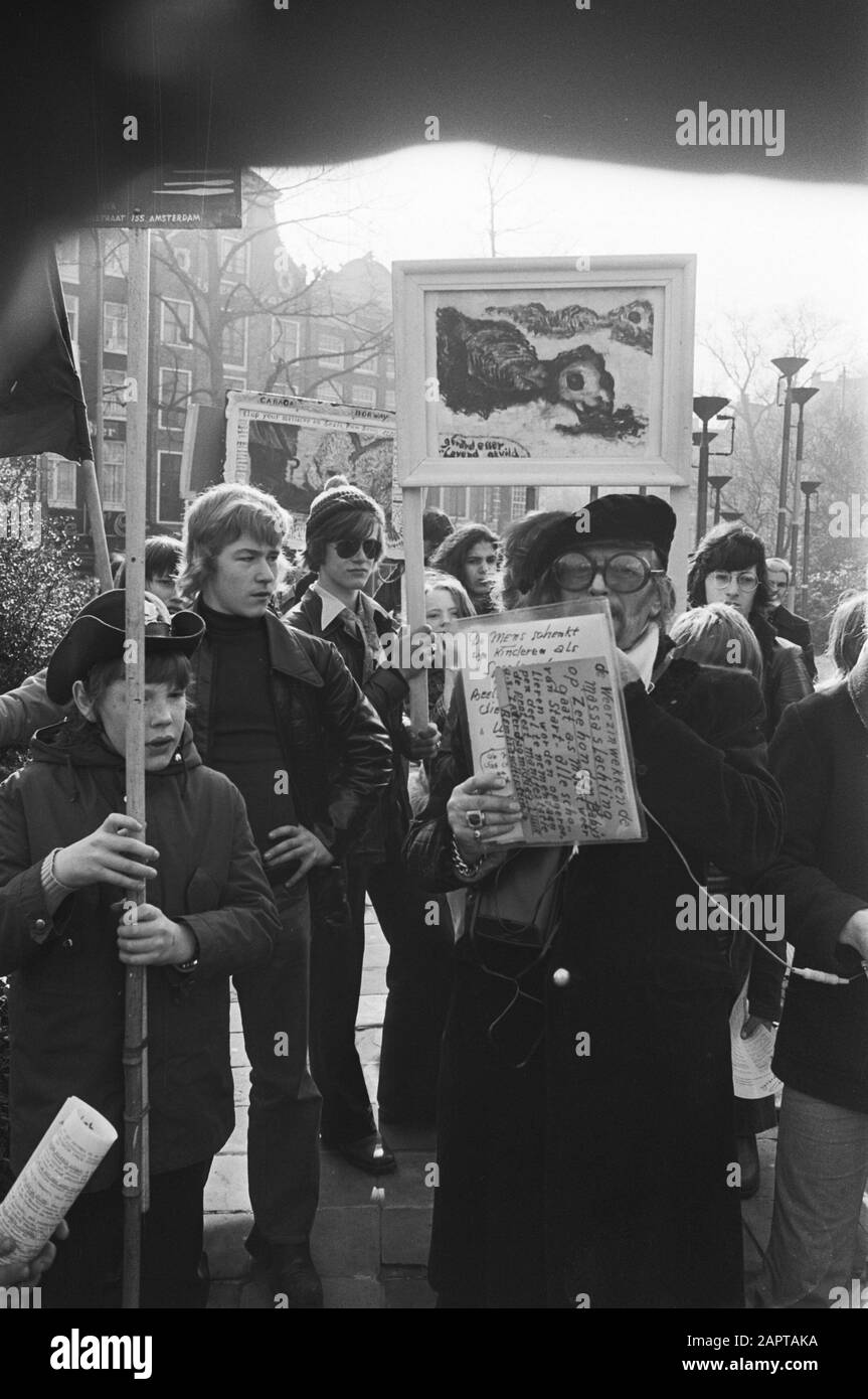 Gerard Esser and students demonstrate in Amsterdam against hunting for baby seals Date: 28 February 1976 Location: Amsterdam, Noord-Holland Keywords: SCHOLYS, demonstrations Personal name: Gerard Esser Stock Photo