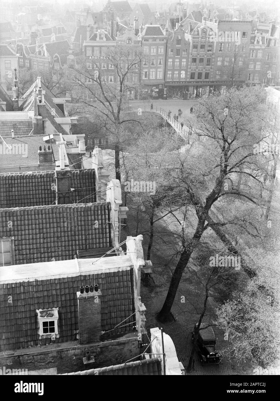 Reportage Amsterdam  View of the Leliegracht Annotation: Seen from the building of the Eererte Hollandsche Life Insurance Bank at the Keizersgracht Date: 1932 Location: Amsterdam, Noord-Holland Keywords: canals, canal houses, city sculptures Stock Photo
