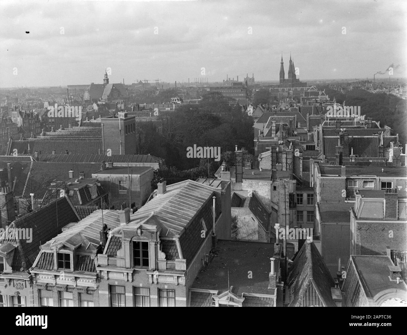 Reportage Amsterdam  View of the Leliegracht/Prinsengracht Annotation: Seen from the building of the Eerst Hollandsche Life Insurance Bank at the Keizersgracht Date: 1932 Location: Amsterdam, Noord-Holland Keywords: canals, canal houses, city sculptures Stock Photo