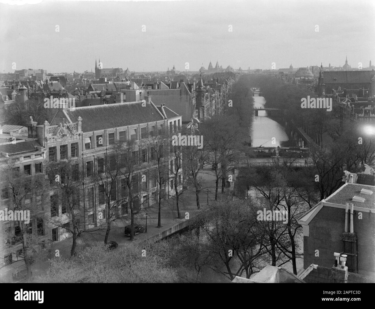 Reportage Amsterdam  View of the Keizersgracht Annotation: Seen from the building of the Eerte Hollandsche Life Insurance Bank at the Keizersgracht Date: 1932 Location: Amsterdam, Noord-Holland Keywords: canals, canal houses, city sculptures Institution name: Rijksmuseum Stock Photo