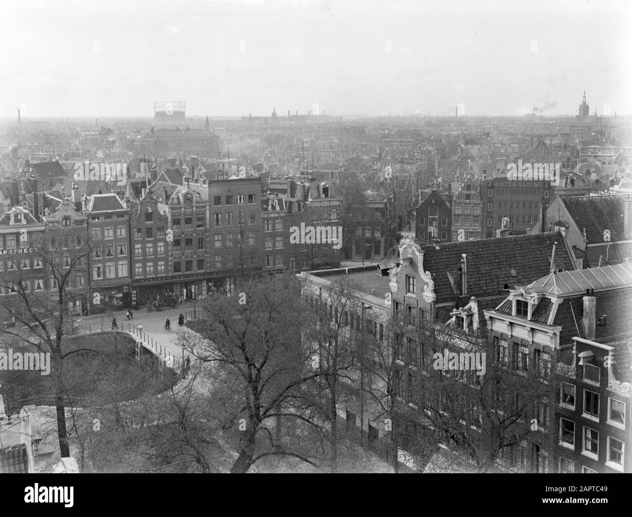 Reportage Amsterdam  View of the Leliegracht Annotation: Seen from the building of the Eererte Hollandsche Life Insurance Bank at the Keizersgracht Date: 1932 Location: Amsterdam, Noord-Holland Keywords: canals, canal houses, city sculptures Stock Photo