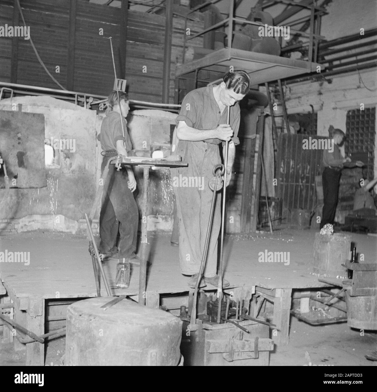 Glasfabriek Leerdam Glass blowing in the Glasfabriek Leerdam Date 1937