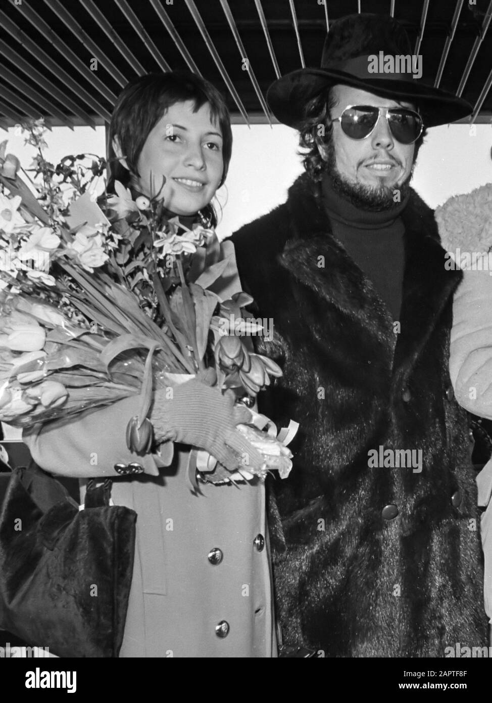 Aankomst van de Braziliaanse muzikant Sergio Mendes en zijn groep op Schiphol; Sergio Mendes en Gracinha Leporace  5 maart 1971 Stock Photo