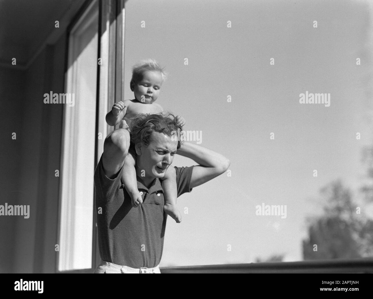 The family Kiraly The little boy of the Parisian couple Kiraly, on the  shoulders of his father Date: October 1936 Location: France, Paris  Keywords: babies, fathers Personal name: Kiraly Stock Photo - Alamy