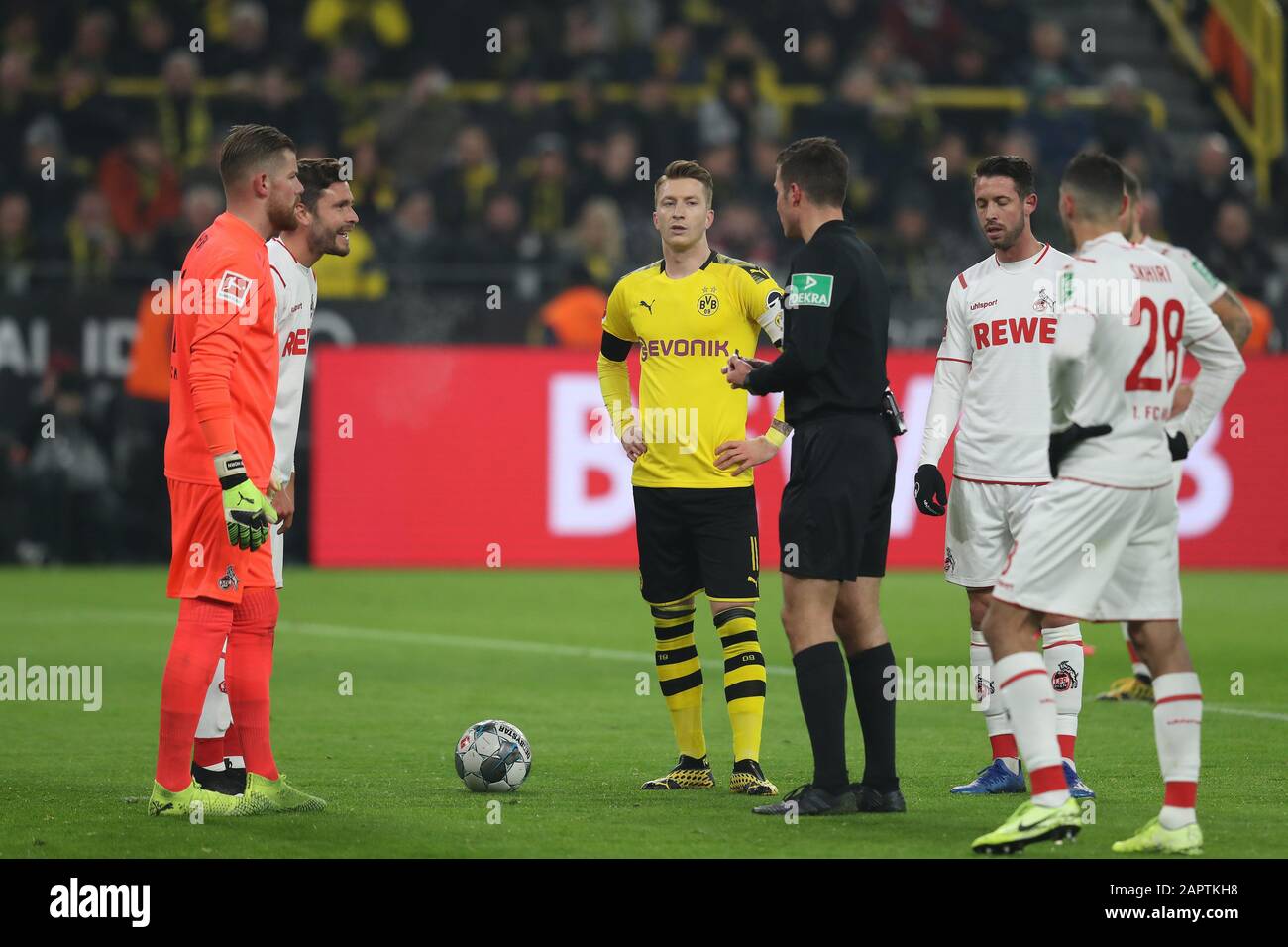 Dortmund, Deutschland. 24th Jan, 2020. firo: 24.01.2020 Football, 2019/2020 1.Bundesliga: BVB Borussia Dortmund - 1.FC Cologne, Koeln Achraf Hakimi was fouled outside the penalty area after video evidence gave referee Harm Osmers (no penalty but free kick by Sebastiaan Bornauw left Timo Horn right Marco Reus | usage worldwide Credit: dpa/Alamy Live News Stock Photo