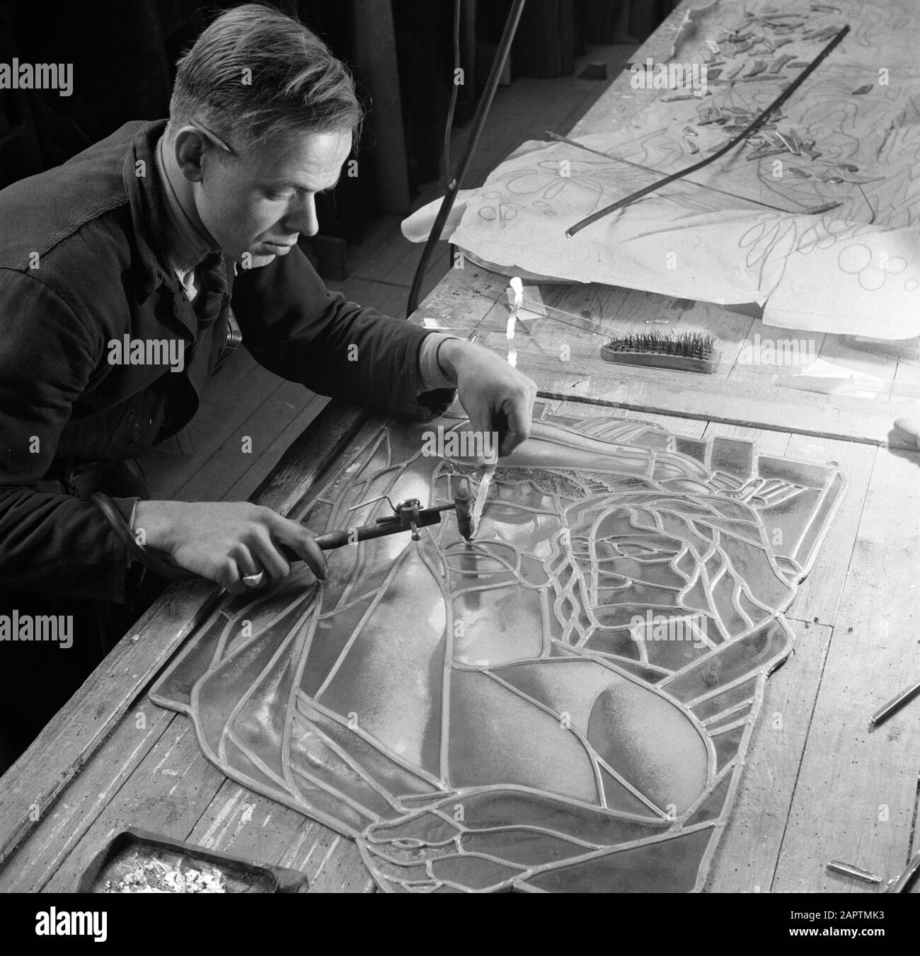 Reportage Van Tetterode Glass Amsterdam Soldering a stained glass