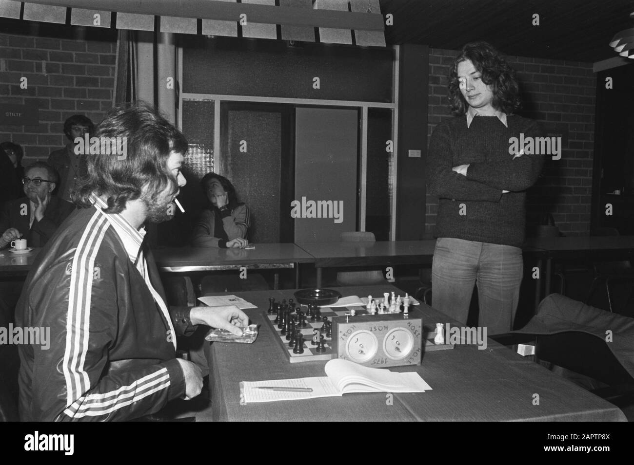 Bow oven Chess Tournament; Jan Timman looks at Hartig Date: 22 January 1977 Keywords: chess, tournaments Person name: Haranyway, Timman, Jan Institution name: Bow oven Chess Tournament  : Peters, Hans/Anefo Stock Photo