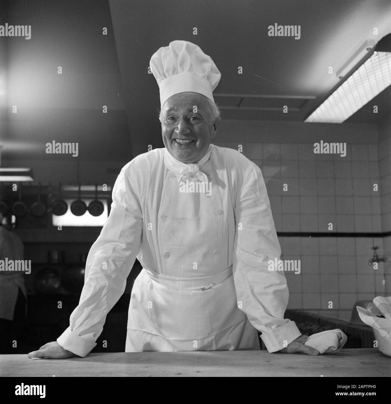 Cook in the kitchen: Rodi Roeters (model) as chef at Amstel Hotel  hotels, kitchens, cooks, food preparation, cooking art, Roeters, Rodi Date: 26 June 1954 Location: Amsterdam, Noord-Holland Keywords: hotels, kitchens, cooks, cooking, food preparation Personal name: Roeters, Rodi Institution name: Amstel Hotel Stock Photo