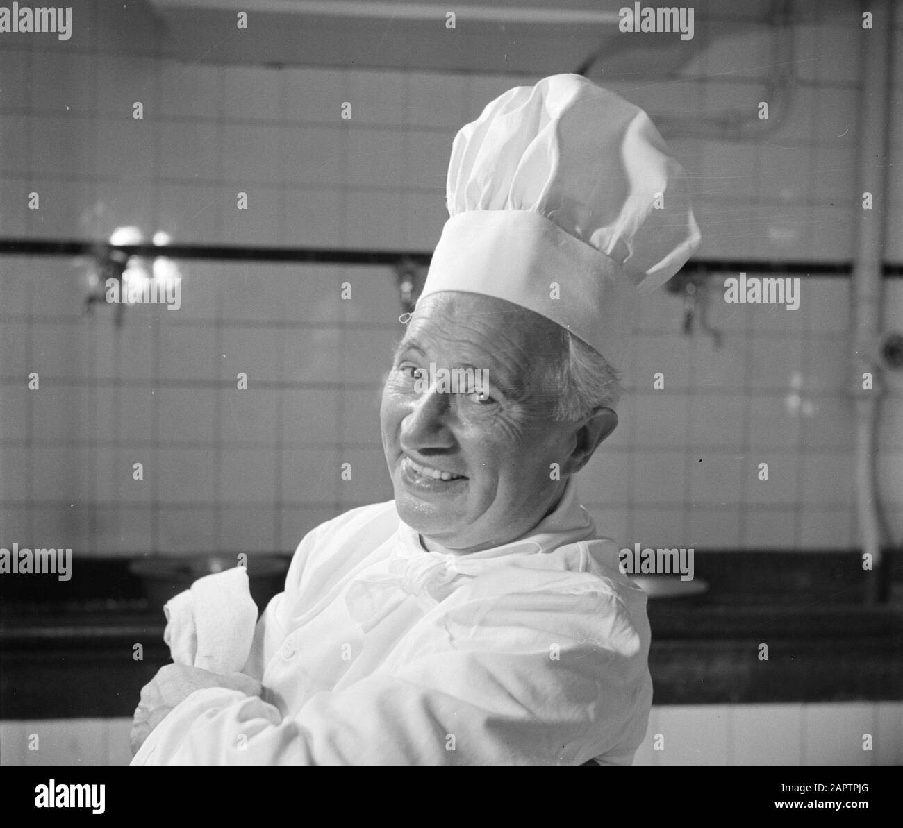 Cook in the kitchen: Rodi Roeters (model) as chef at Amstel Hotel  hotels, kitchens, cooks, food preparation, cooking art, Roeters, Rodi Date: 26 June 1954 Location: Amsterdam, Noord-Holland Keywords: hotels, kitchens, cooks, cooking, food preparation Personal name: Roeters, Rodi Institution name: Amstel Hotel Stock Photo