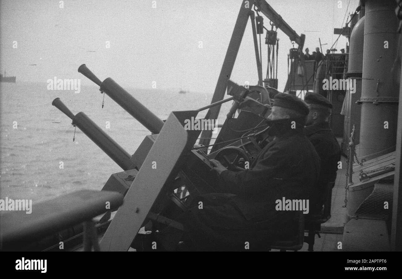 Hr. Ms. Dan. - Flores. - Yeah. The rapid fire cannons [pom-poms] are manned day and night Date: 1940-1945 Keywords: crew, surveillance, navy, warships, World War II Stock Photo