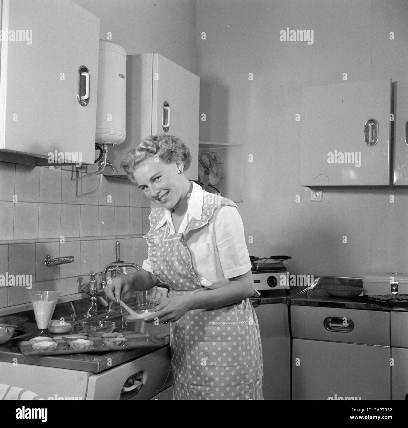 https://c8.alamy.com/comp/2APTR52/advertising-photography-housewife-in-model-kitchen-making-a-cake-annotation-photo-made-for-the-publication-we-bakken-itselves-written-by-r-lotgering-hillebrand-and-published-by-publisher-van-holkema-warendorf-date-1-june-1953-keywords-kitchens-food-preparation-women-2APTR52.jpg