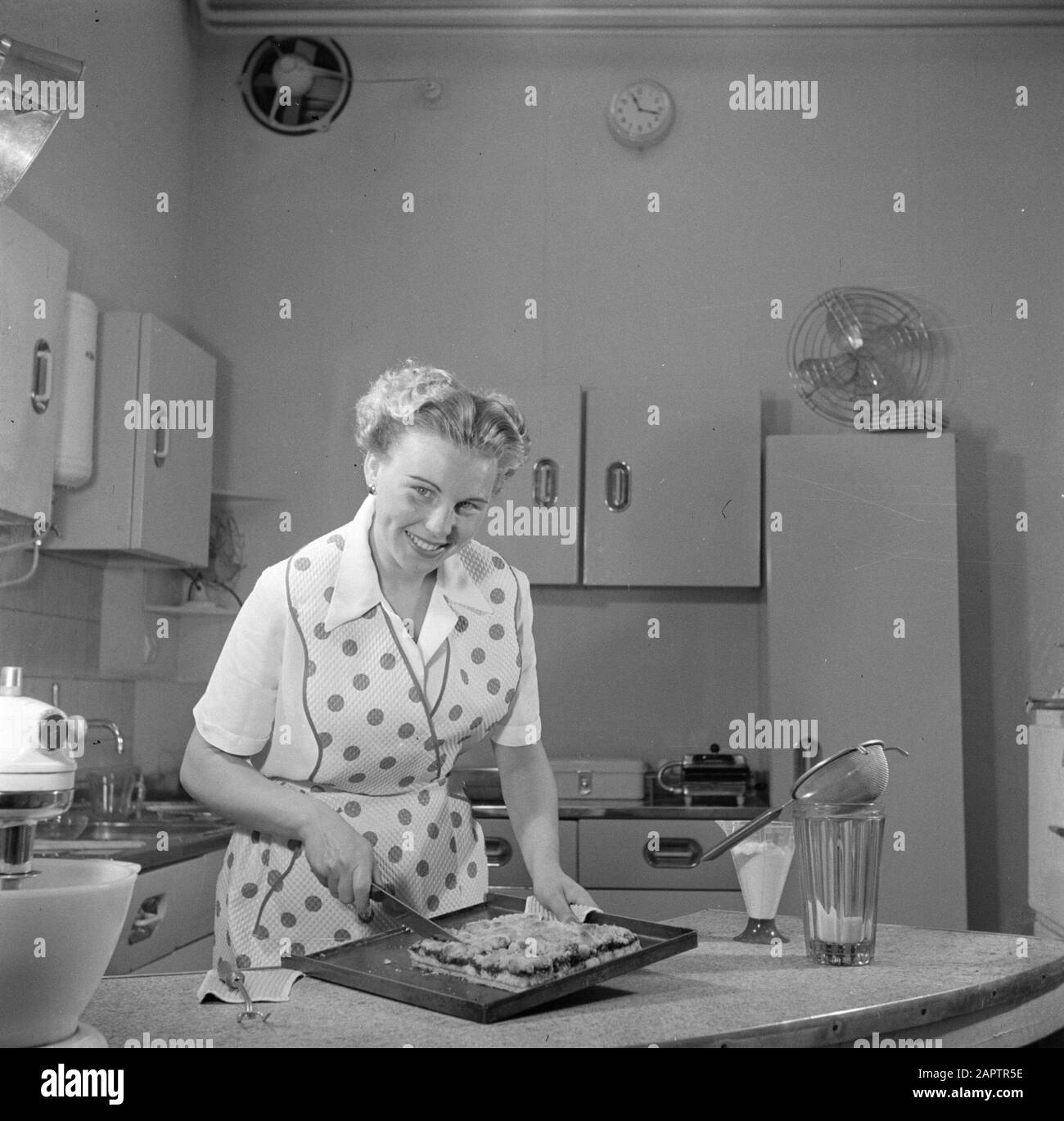 1950s housewife kitchen hi-res stock photography and images - Alamy