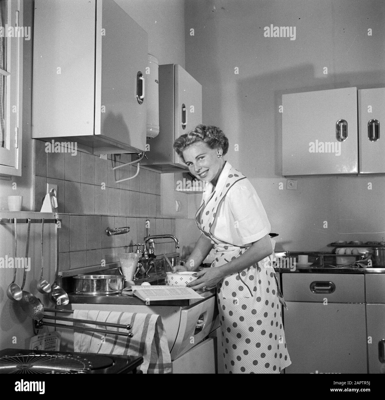 1950s housewife kitchen hi-res stock photography and images - Alamy