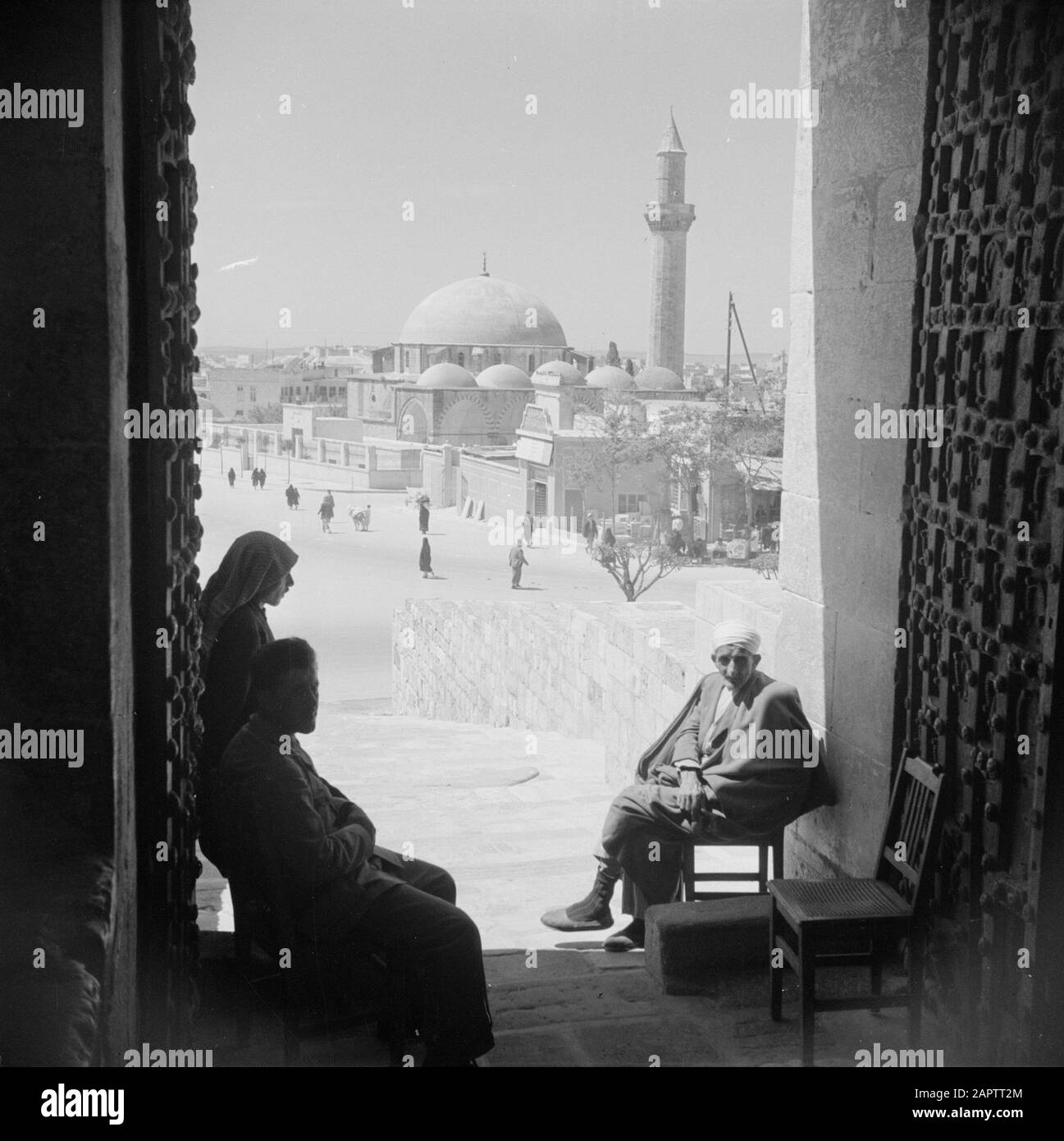 Middle East 1950-1955: Syria View of the city of Aleppo with the citadel  above Date: 1950 Location: Aleppo, Syria Keywords: fortresses, landscapes,  panoramas Stock Photo - Alamy