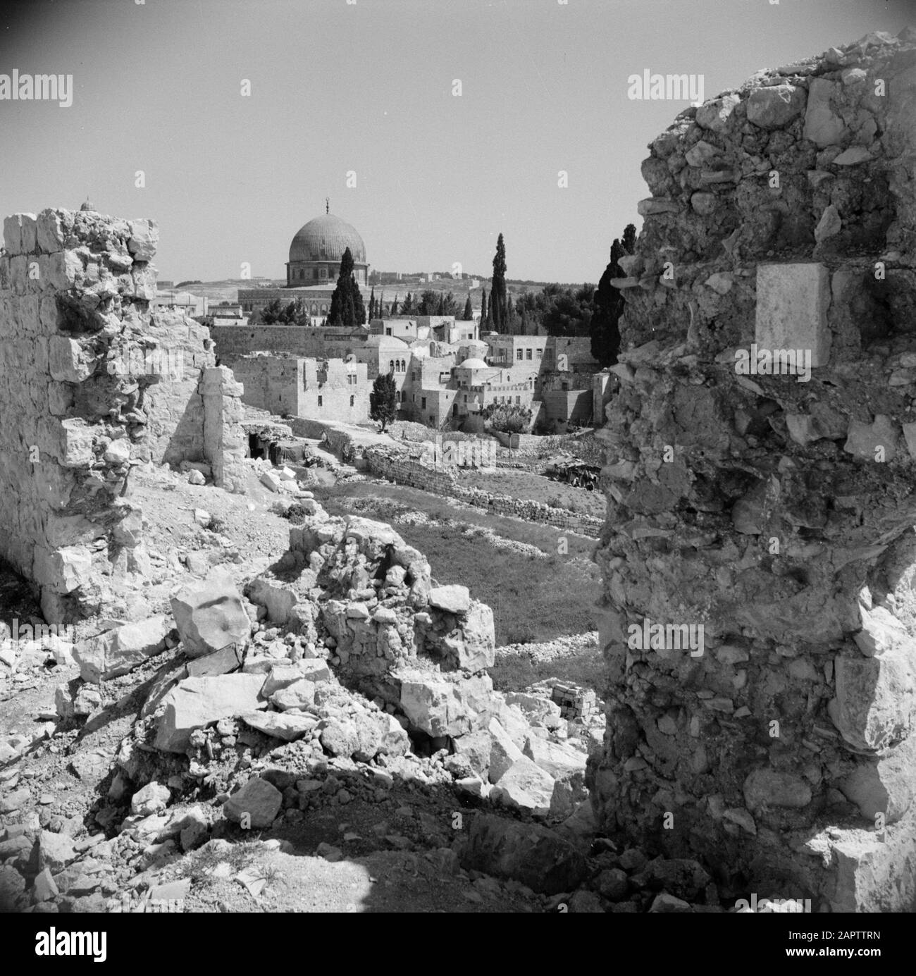 Middle East 1950-1955: Jerusalem  In Jewish Quarter. Al Aqsa mosque in the distance. Temple Square in the foreground Annotation: At the time of the recording, Jerusalem was in Jordan Date: 1950 Location: Israel, Jerusalem, Jordan Keywords: mosques, squares Stock Photo