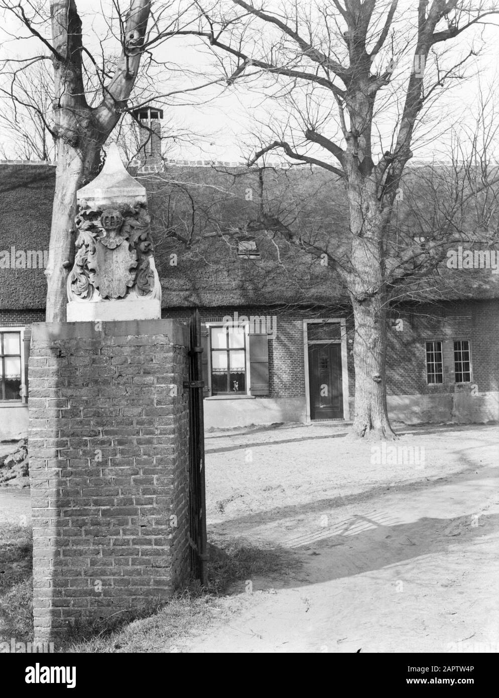 Reportage farm  Entrance of farm at De Zilk Date: 1933 Keywords: farms, exterior, shadow Stock Photo