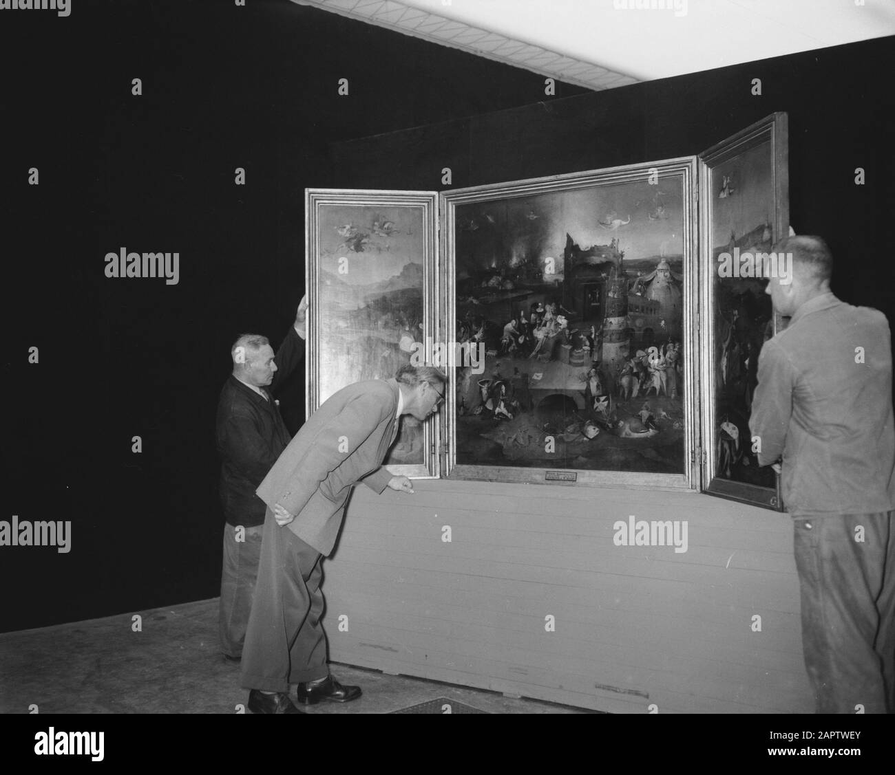 Setting up an anniversary exhibition in the Rijksmuseum on the 150 year anniversary of the Rijksmuseum, Anthonius altar triptych by Jeroen Bosch from Lisbon Date: 23 June 1958 Location: Amsterdam, Noord-Holland Keywords: anniversaries, art, museums, paintings Institution name: Rijksmuseum Stock Photo