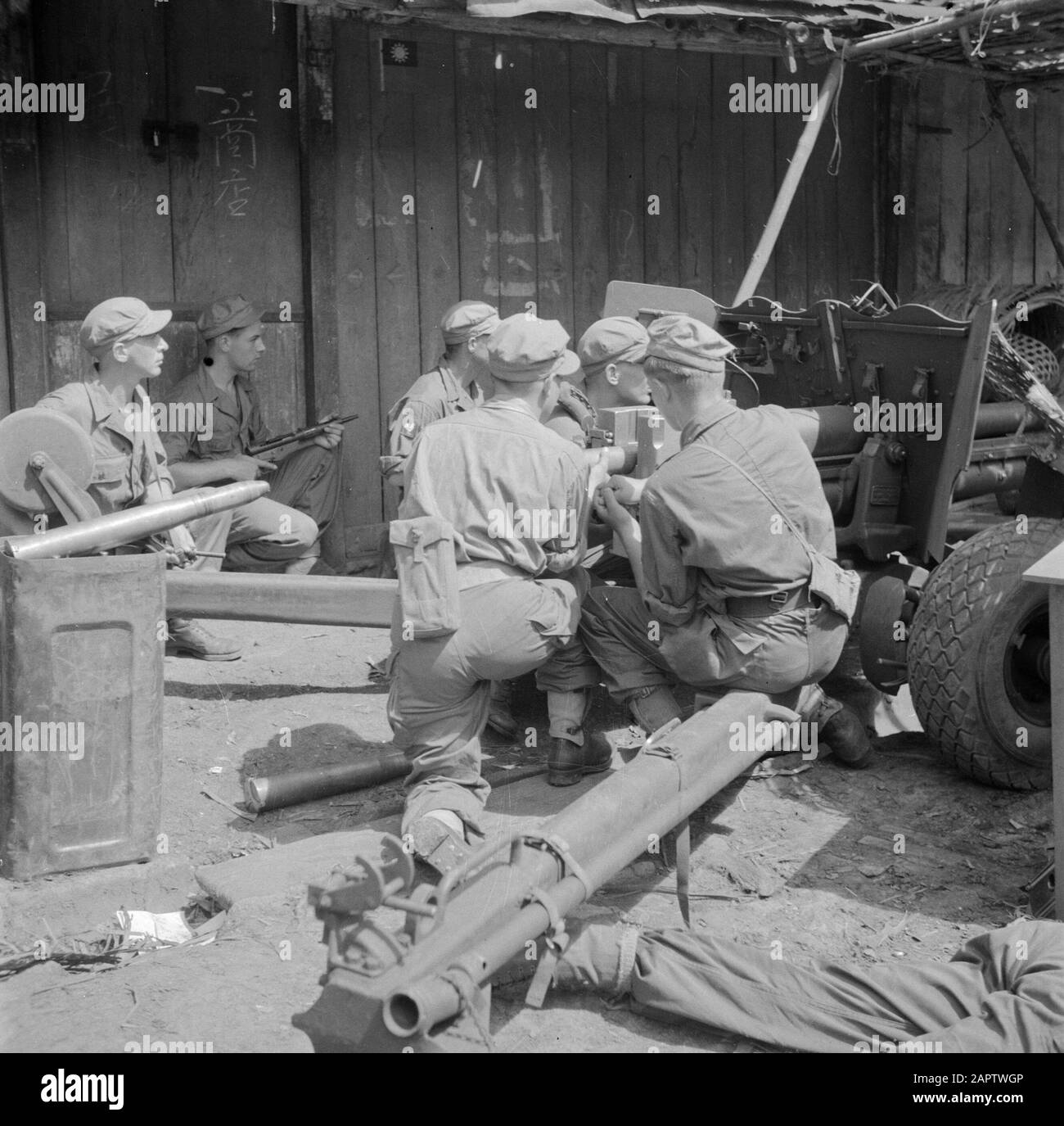 War volunteers in Malacca and Indonesia  Installation of light guns in a kampong Date: March 1946 Location: Indonesia, Indonesia, Java, Dutch East Indies Keywords: villages, artillery, military Stock Photo