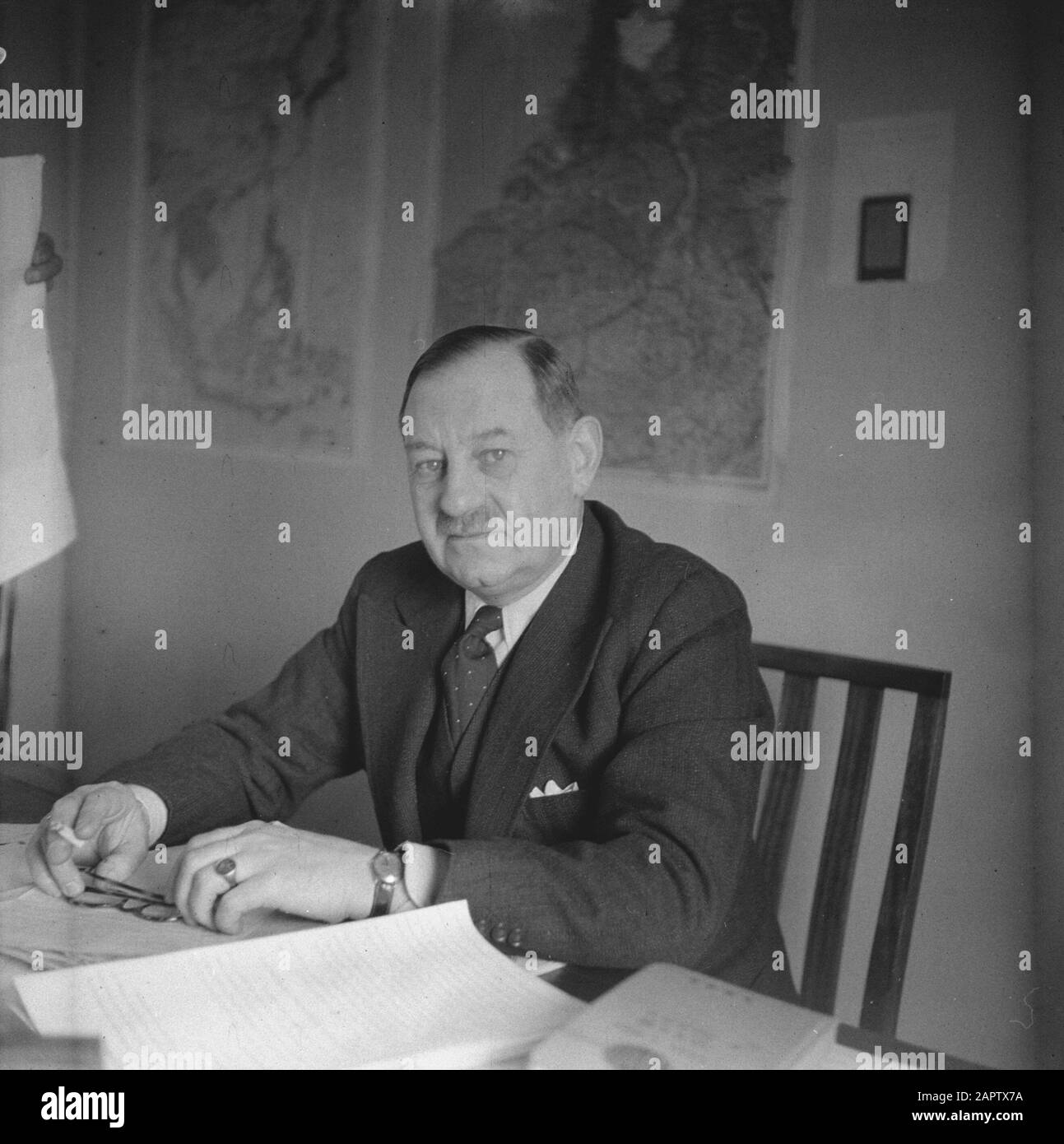 P [Portraits/Persons]/Anefo London series  Ir. C.M. Dozy Annotation: Assistant Ministry of Foreign Affairs. In 1944 consul-general in Jerusalem Date: March 1942 Location: Great Britain, Great Britain, London Keywords: diplomats, portraits, World War II Personal name: Dozy, C.M. Stock Photo