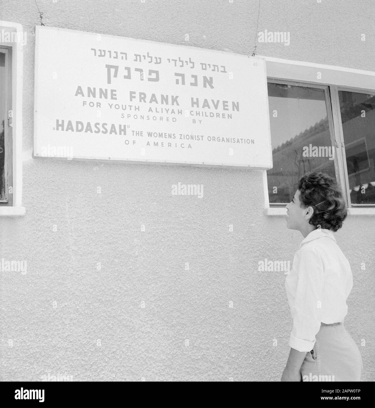 Youth Center Ramat Hadassah. Memorial board of the sponsor of the Anne Frank Haven, the Zionist women's organization Hadassah in the USA Date: 1 January 1964 Location: Israel, USA Keywords: buildings, child protection, education, pedagogy, sponsorship, women's movement, Zionism Personal name: Frank, Anne Stock Photo