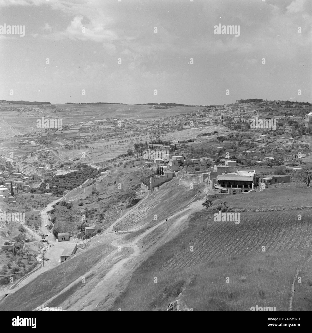 Israel 1948-1949  Jezruzalem. View of the Kedrondal with part of the village of Silwan, ancient Siloan in close proximity to the boron of the Blessed Virgin Date: 1948 Location: Israel, Jerusalem, Siloan, Silwan Keywords: villages, hills, landscapes, valleys, water sources, roads Personal name: Mary Stock Photo