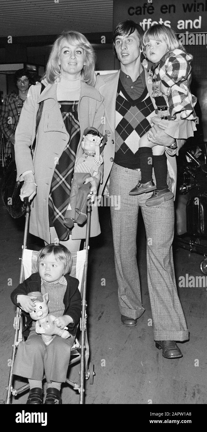 Johan Cruyff with wife Danny and children Chantal and Susila (in buggy  Stock Photo - Alamy
