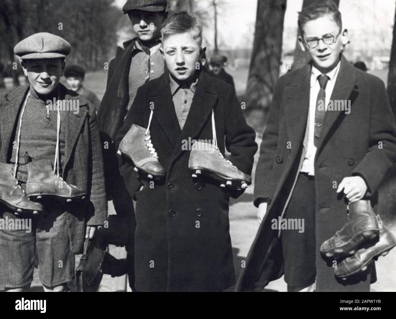 022004191-boys-with-football-shoes-on-the-laces-around-their-neck-netherlands-1915-1925-boys-proudly-carrying-their-football-boots-around-their-neck-the-netherlands-1915-1925-2APW1YB.jpg