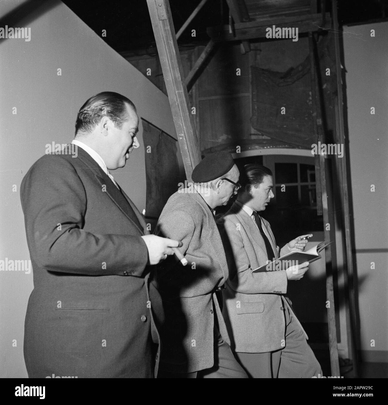 Film director Gerard Rutten in the film studio Joop Geesink (l) and ...