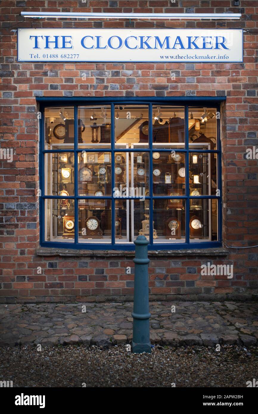 Storefront Clock Stock Photos & Storefront Clock Stock Images - Alamy