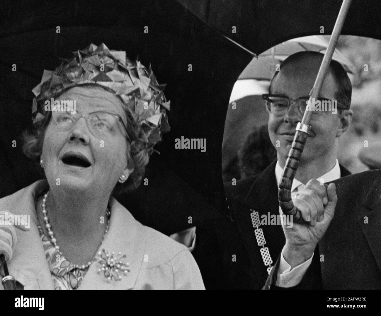 Queen Juliana visits several municipalities in South Holland. At the Floriculture Centre of Boskoop she is under an umbrella; Queen Juliana visits some South Holland municipalities. At the Ornamental Planting Centre of Boskoop she is under an umbrella; Stock Photo