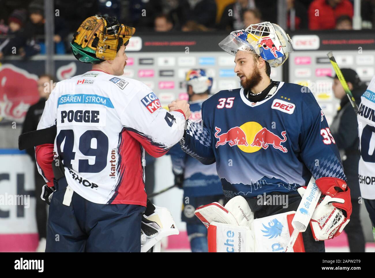 Munich, Germany. 24th Jan, 2020. Ice hockey: DEL, EHC Red Bull Munich -  Eisbären Berlin, main round, 40th day of play in the Olympic ice sports  stadium. Justin Pogge (l), goalkeeper of