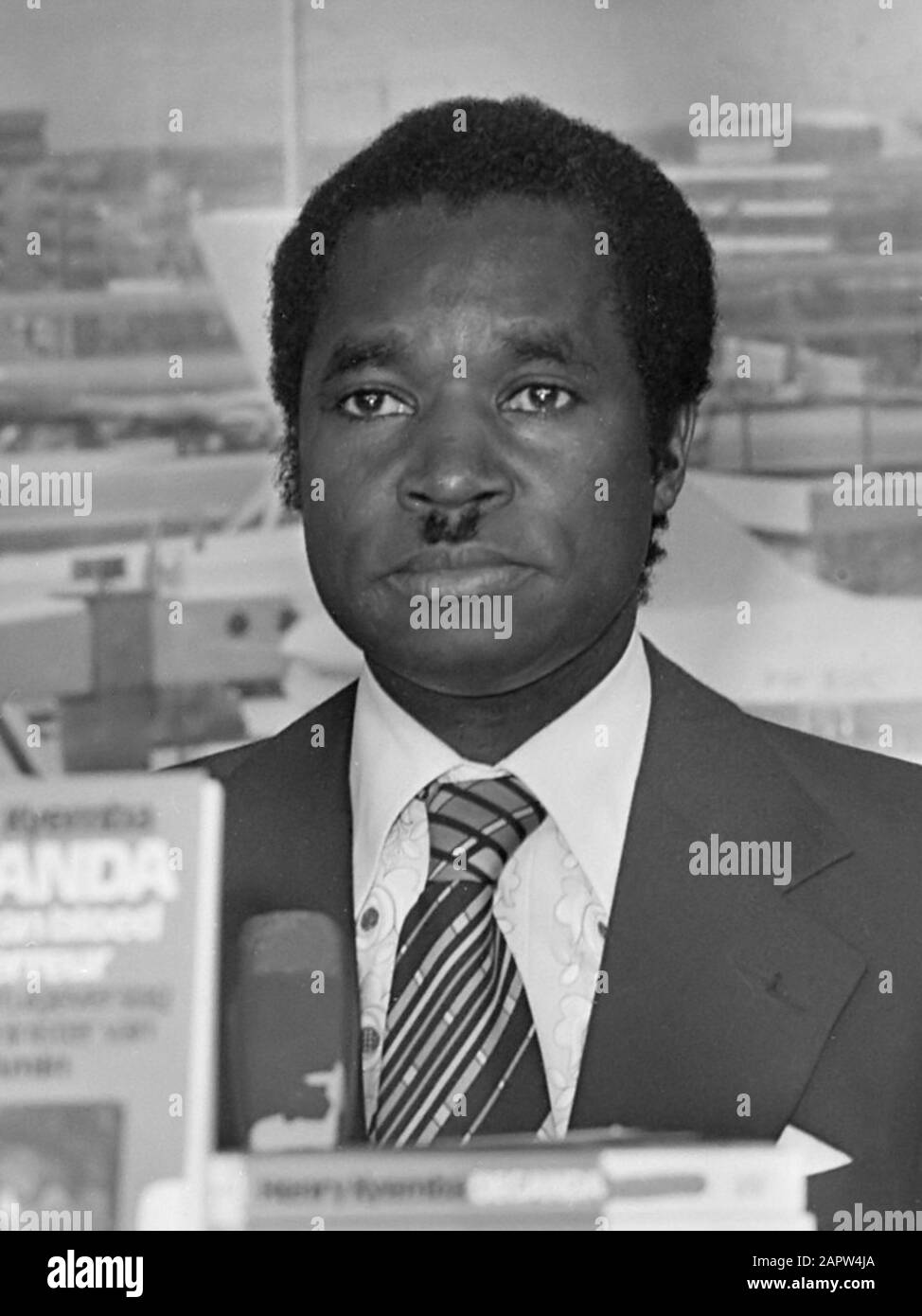 Persconferentie Schiphol van vroegere minister kabinet Amin, Herny Kyemba in verband met zijn boek Oeganda, staat van bloed en terreur  4 oktober 1977 Stock Photo