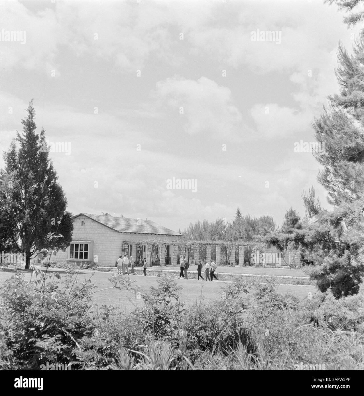 Israel 1964-1965: Dalia (Dalya), street images  Kibbutz Dalya. Building with stone pergola Annotation: Dalia is a kibbutz in northern Israel, about 30 km southeast of Haifa. In 2006 it had a population of 737 people Date: 1964 Location: Dalia, Israel Keywords: architecture, kibbutz, pergolas Stock Photo