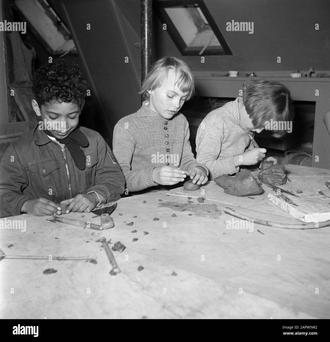 Bernadotte, international school Children modeling with clay Date
