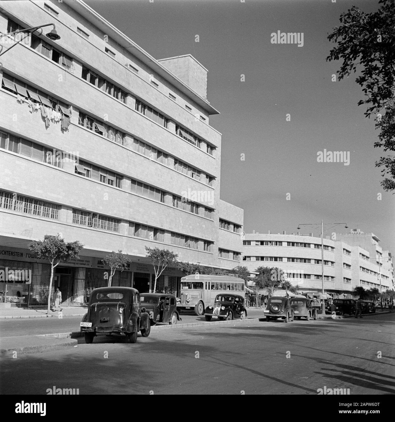 Israel 1948-1949: Haifa  Kingsway, the main street of the port area Date: 1948 Location: Haifa, Israel Keywords: cars, buses, apartment blocks, street images Stock Photo