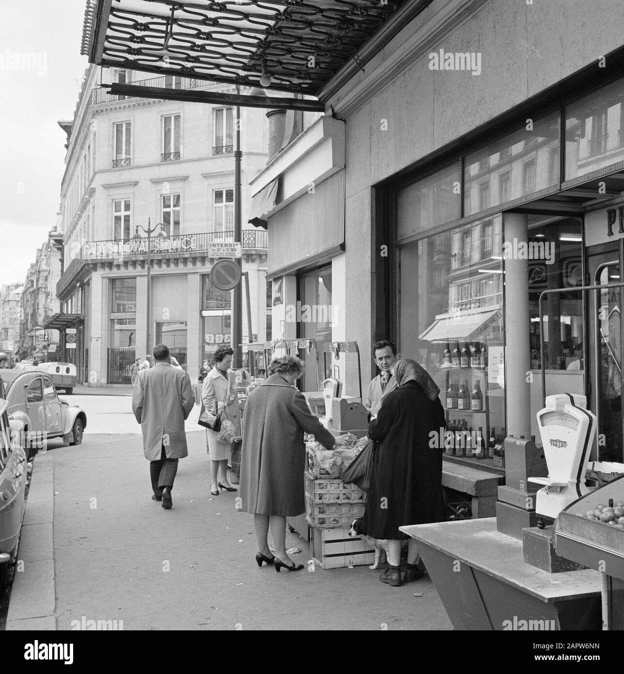 Pariser Bilder [Paris Street Life] Customers at a fruit and vegetable