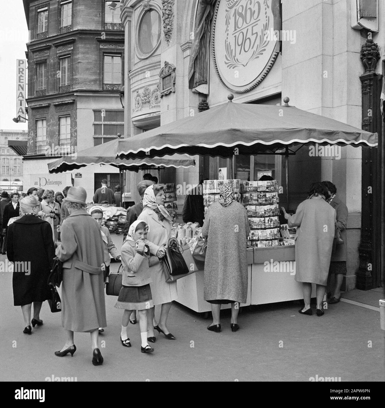 Pariser Bilder Paris Street Life Customers At A Shop Stall At Printemps Department Store Date 1965 Location France Paris Keywords Public Street Images Street Vendors Department Stores Stock Photo Alamy
