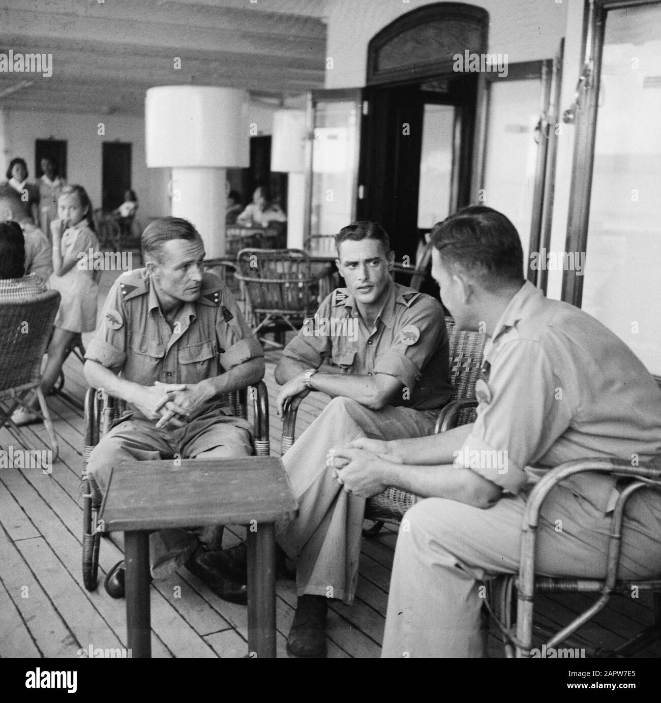 Departure first parts war volunteers of the Royal Army and demobilized KNIL per SS Johan van Oldenbarnevelt  KNIL officers and non-officers of Gadjah Merah in conversation Date: 15 January 1948 Location: Batavia, Indonesia, Jakarta, Dutch East Indies, Tandjong Priok Stock Photo