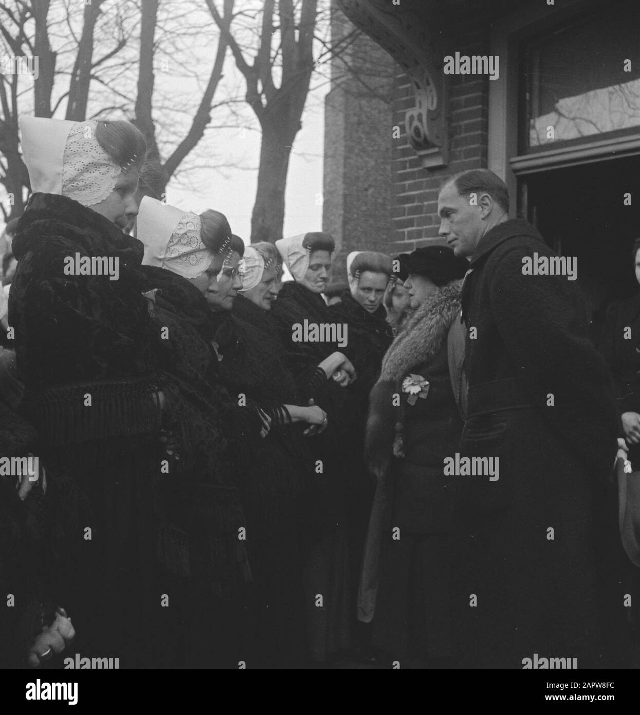 Queen Wilhelmina in conversation with women in Zeeland costume Date
