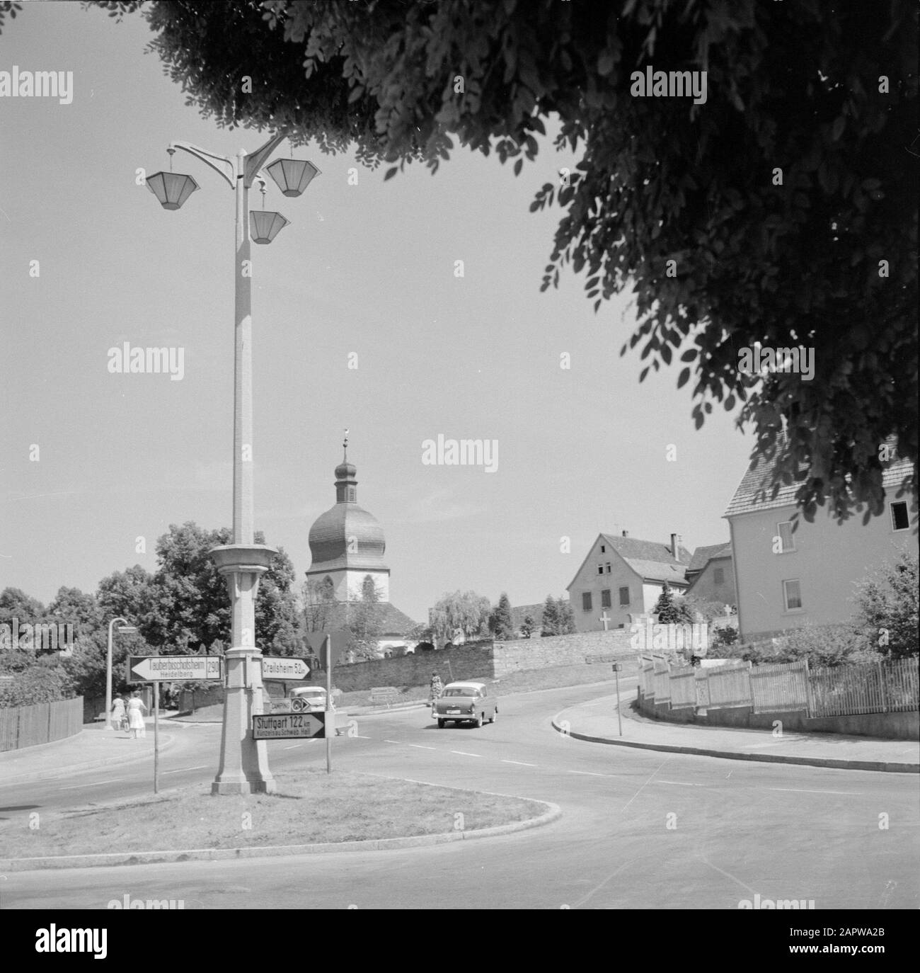 Hohenloher Land  Crossroads of B209 with Wachbacher StraÃe in Bad Mergentheim Date: 1960 Location: Bad Mergentheim, Baden-WÃ¼rttemberg, Germany, West Germany Keywords: cars, street furniture, road signs, roads Stock Photo