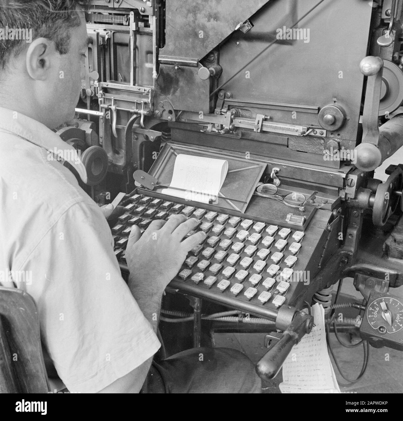 Israel 1948-1949: daily Dawar  Machine maker at work on the lynotype Date: Mon 1949 may 16 Location: Israel, Tel Aviv Keywords: printing, graphic arts, newspapers, machines, media, press Stock Photo