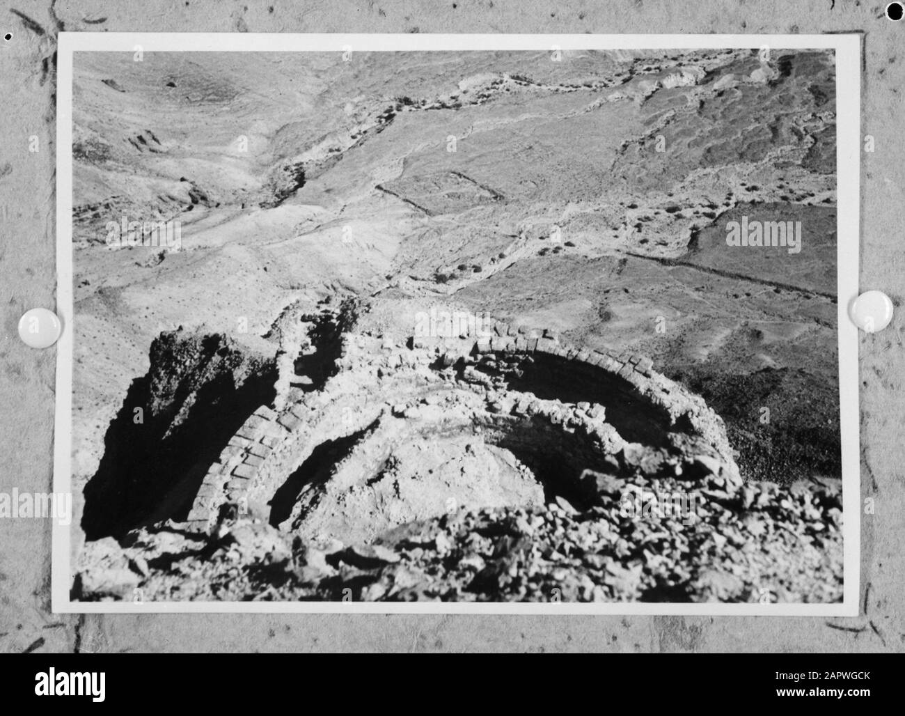 Israel 1964-1965: Dead Sea Area  Massada. Look at the excavations at the site of the Roman army camp Annotation: Massada is a citadel on a rock near the Dead Sea. It is known for the resistance of fled Jews to the Roman occupation after 70 AD Date: 1964 Location: Dead Sea, Israel, Massada Keywords: archeology, sieges, history, excavations, ruins Stock Photo